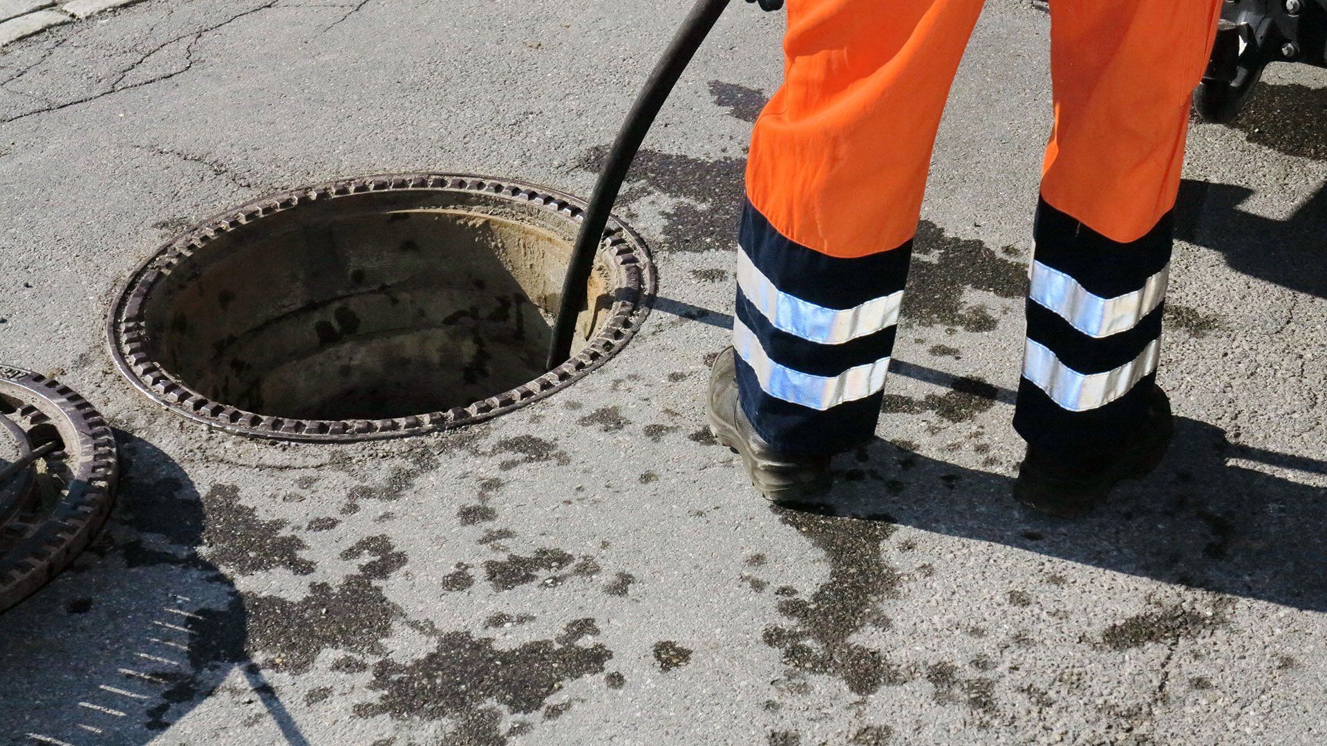 Main Sewer Clogs: Warning Signs, Causes & Replacement Options